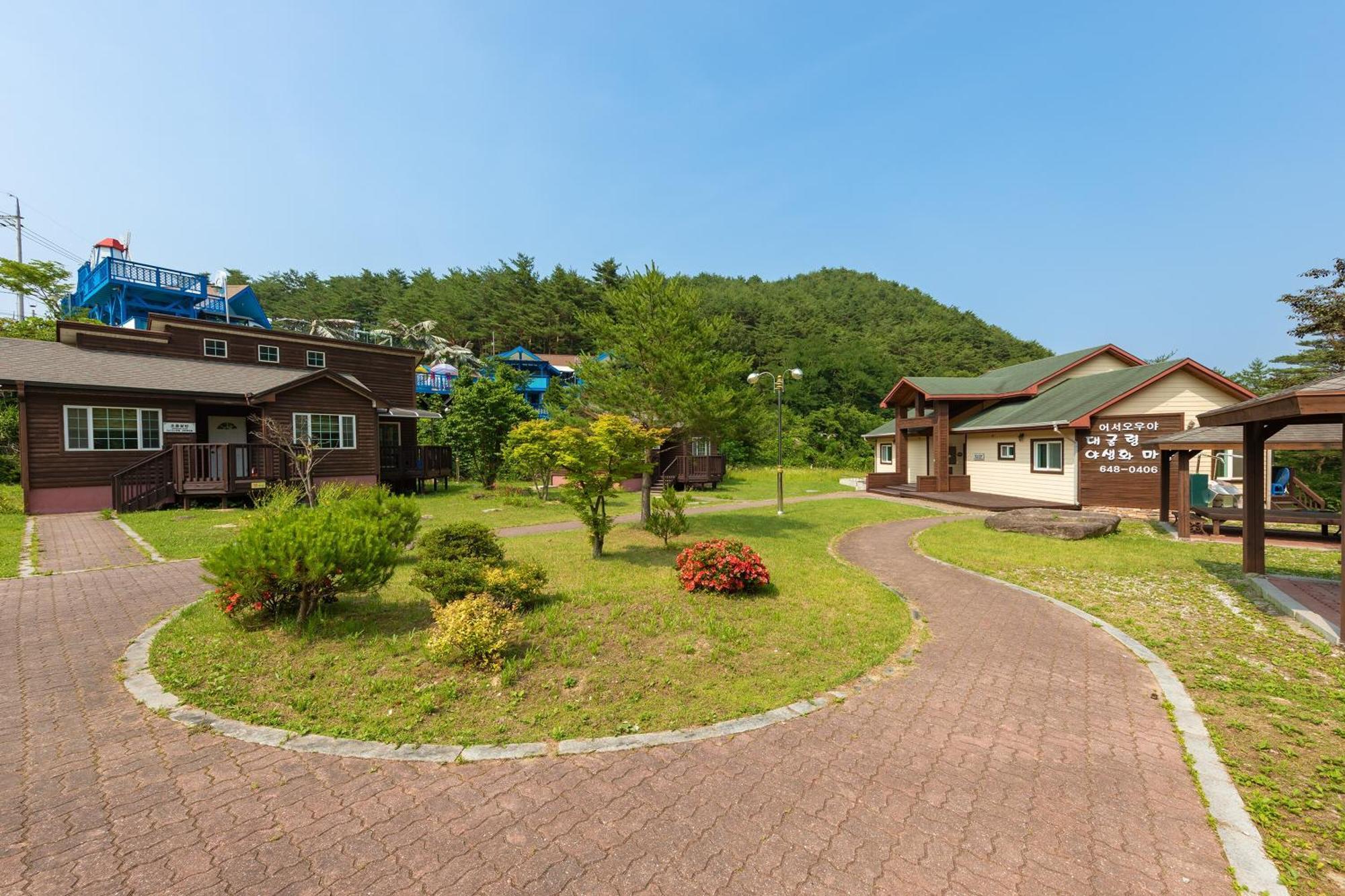 Gangneung Yasaenghwa Maeul Hotel Bagian luar foto