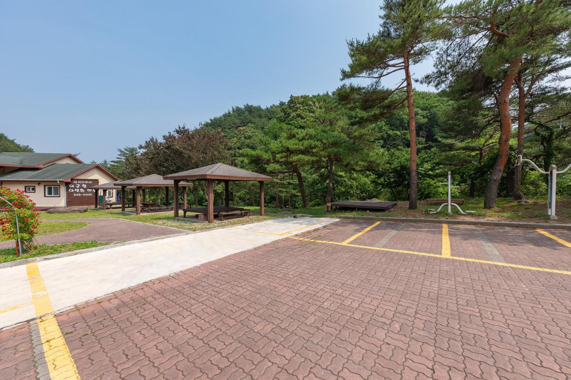 Gangneung Yasaenghwa Maeul Hotel Bagian luar foto