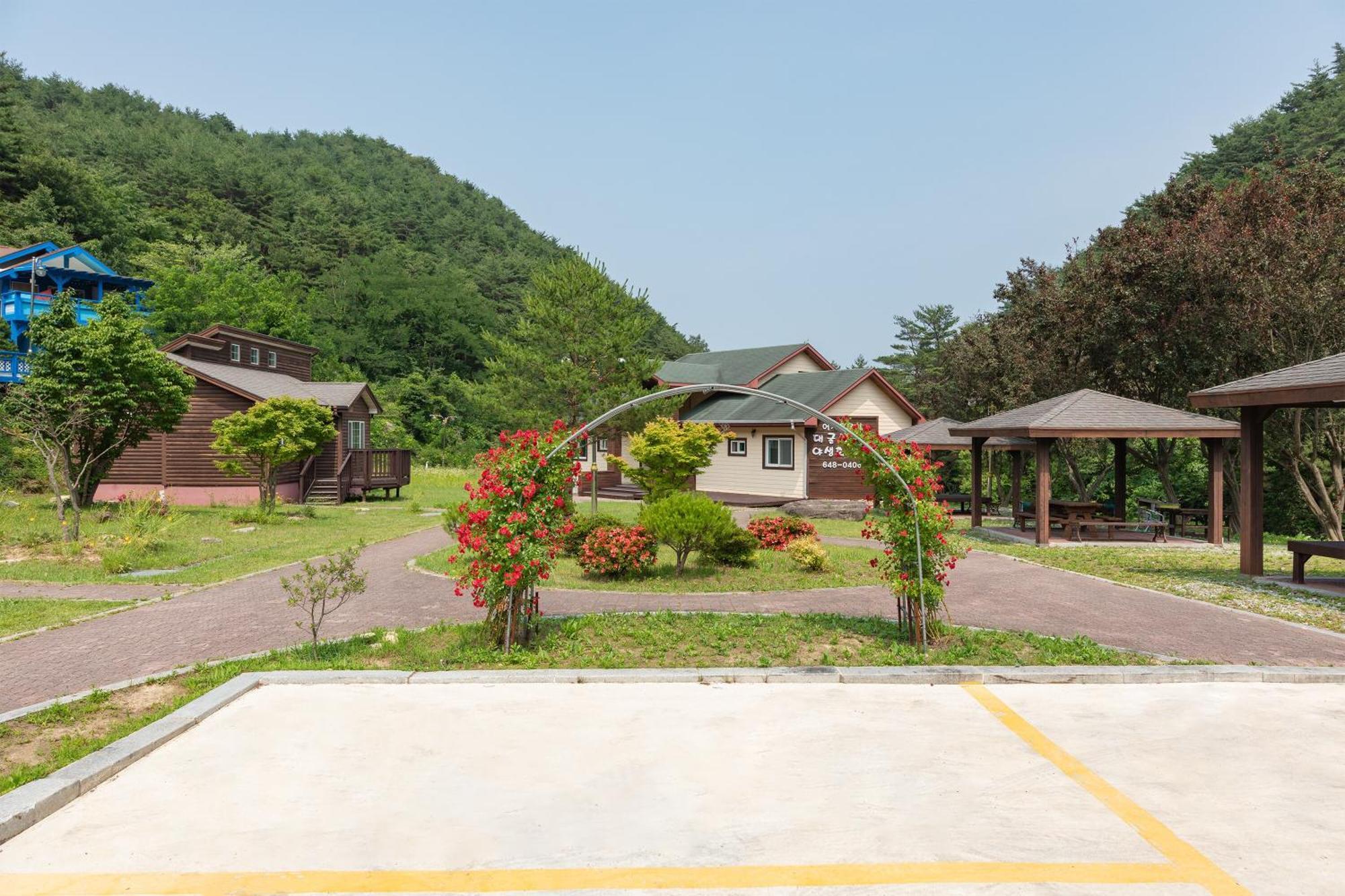 Gangneung Yasaenghwa Maeul Hotel Bagian luar foto